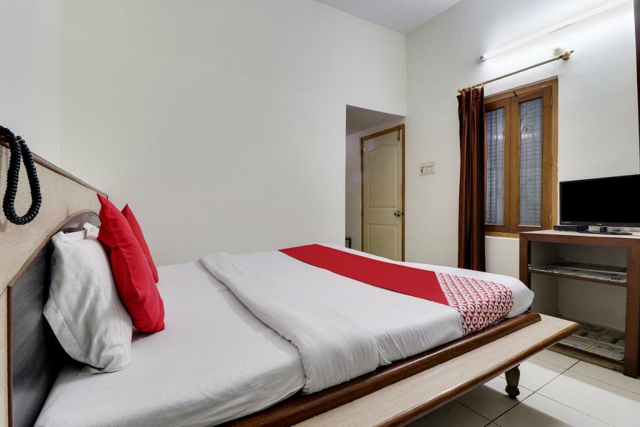 Oyo 45398 Kunal Hotel Etawah Bagian luar foto
