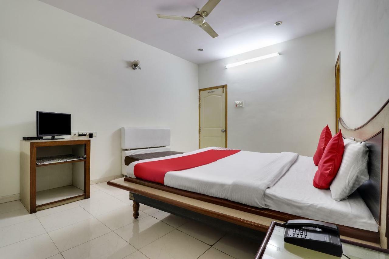 Oyo 45398 Kunal Hotel Etawah Bagian luar foto